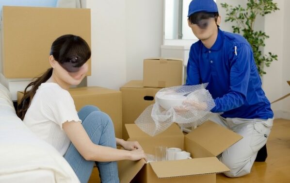 大型家具を安全に搬出し、車へ積み込み作業を行っている様子（大阪市平野区）