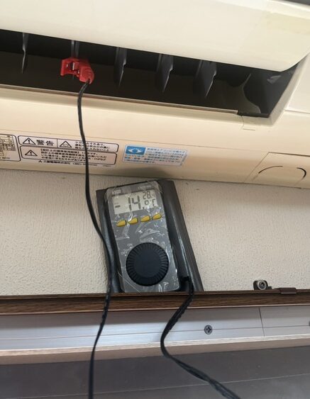 大阪市住之江区で行った16年前のエアコンへのR410Aガス補充作業の様子