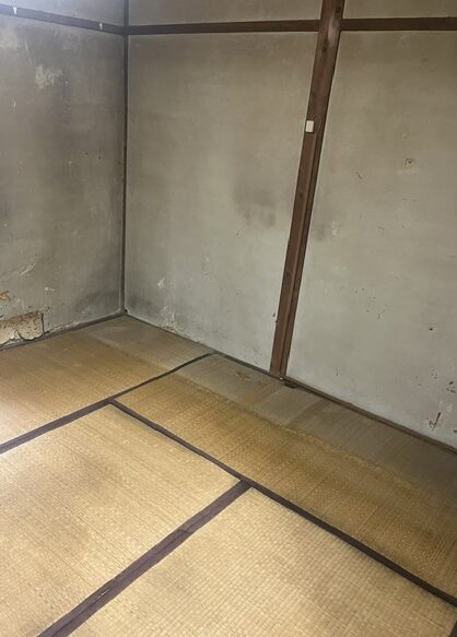大阪市東住吉区で50年以上住まわれたアパートの不用品を分別し大型家具を搬出している作業の様子