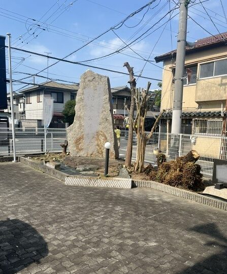 伐採した大量の枝木を軽トラックへ積み込むスタッフの作業風景（大阪市東住吉区）